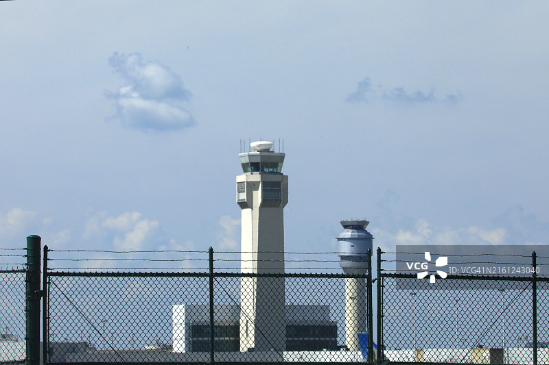 安全围栏后的多个机场控制塔图片素材