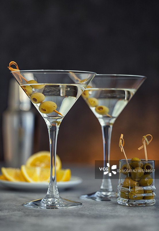 两杯马提尼配橄榄图片素材