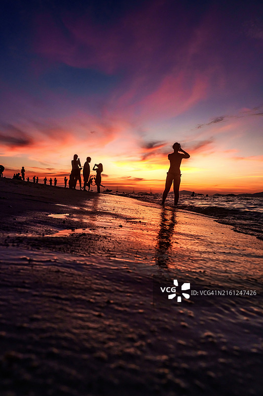 游客站在泰国丽贝岛的海滩上观看日落图片素材