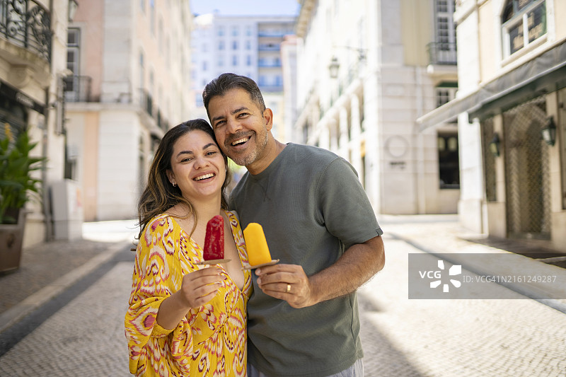 情侣在里斯本吃冰棒图片素材