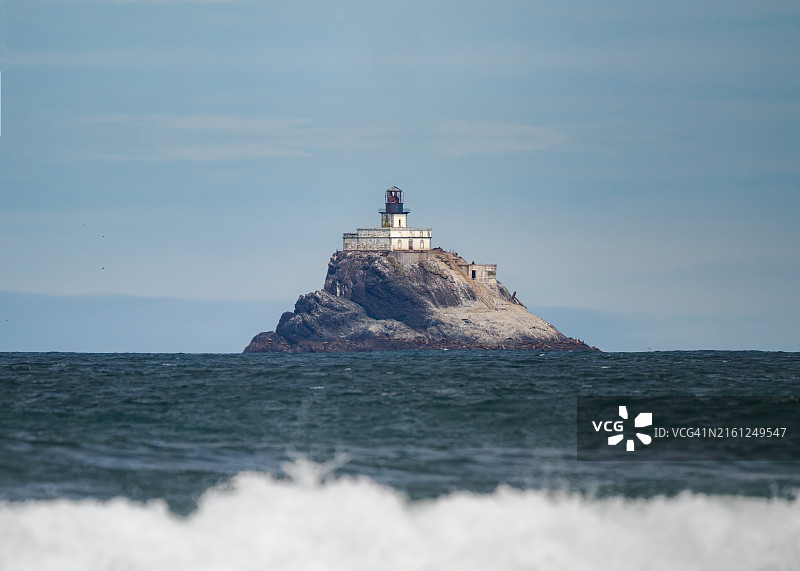 从俄勒冈州坎农海滩看到的蒂拉穆克岩石灯塔图片素材