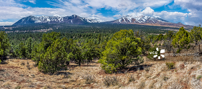 白雪覆盖的旧金山峰图片素材