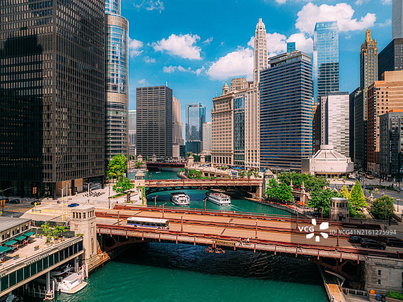 芝加哥河滨步道上的州街桥图片素材
