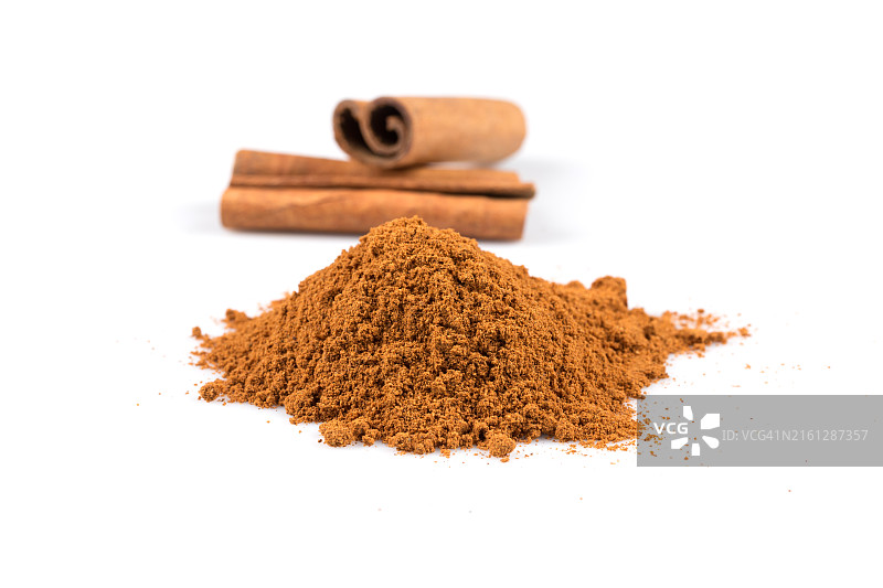 白色背景上的肉桂粉图片素材