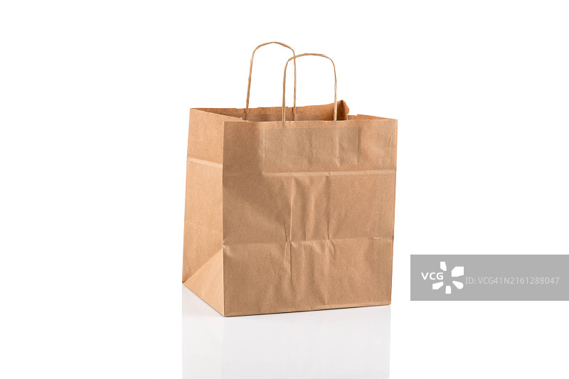 再生纸牛皮购物袋：白色背景上的包装袋图片素材