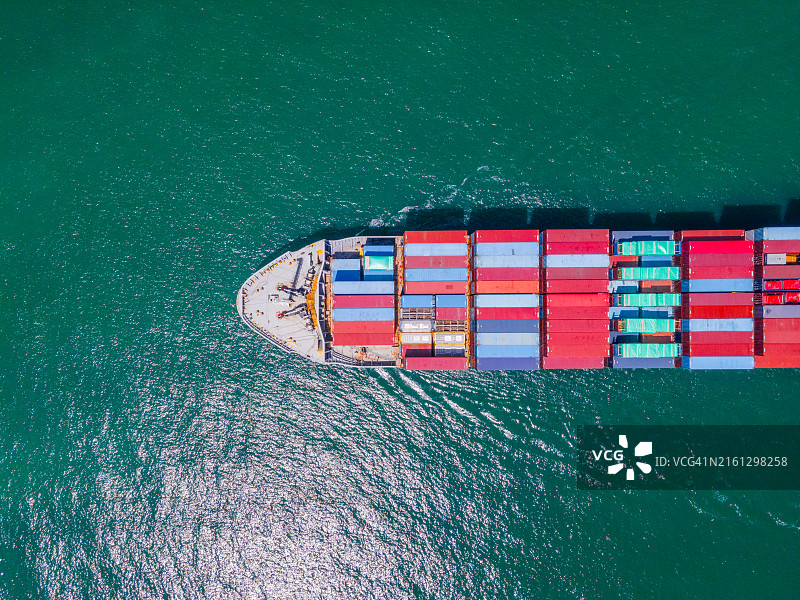繁荣港口中的货船航拍图片素材