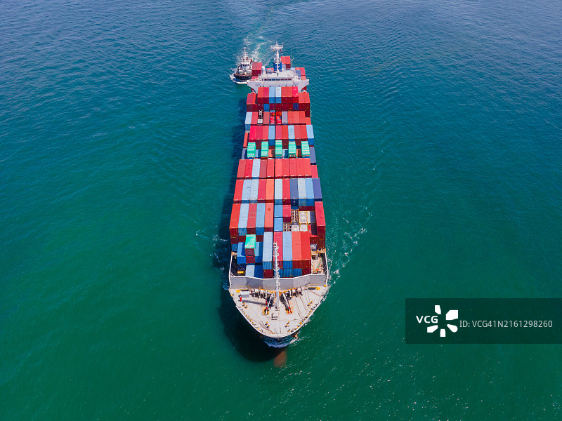 繁荣港口中的货船航拍图片素材