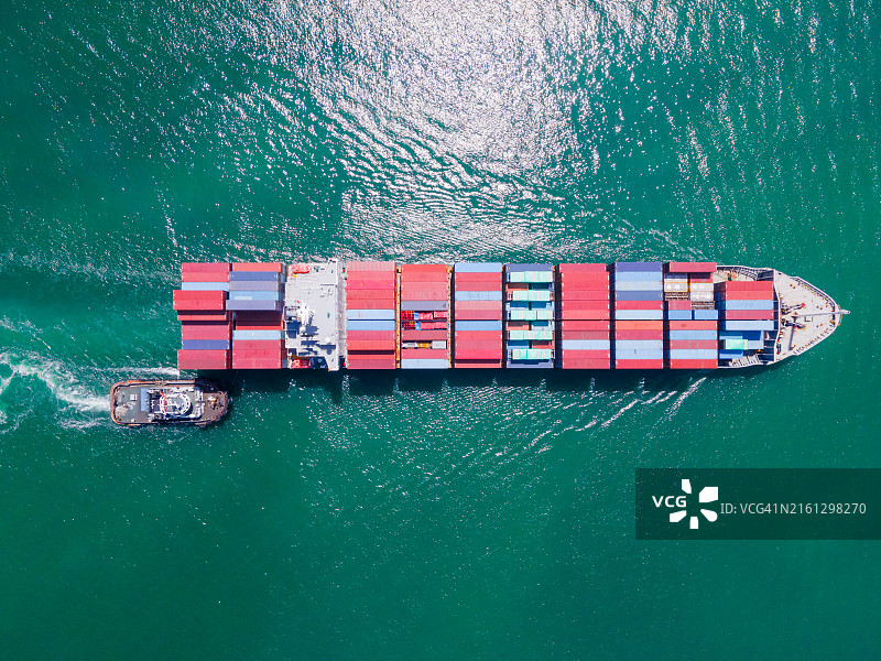 繁荣港口中的货船航拍图片素材