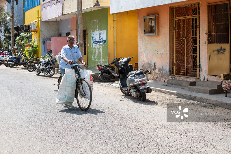 自行车快递员，印度本地治里图片素材