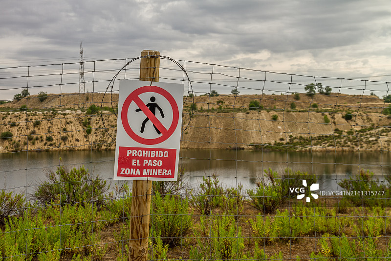 矿区泻湖的栅栏，禁止入内图片素材