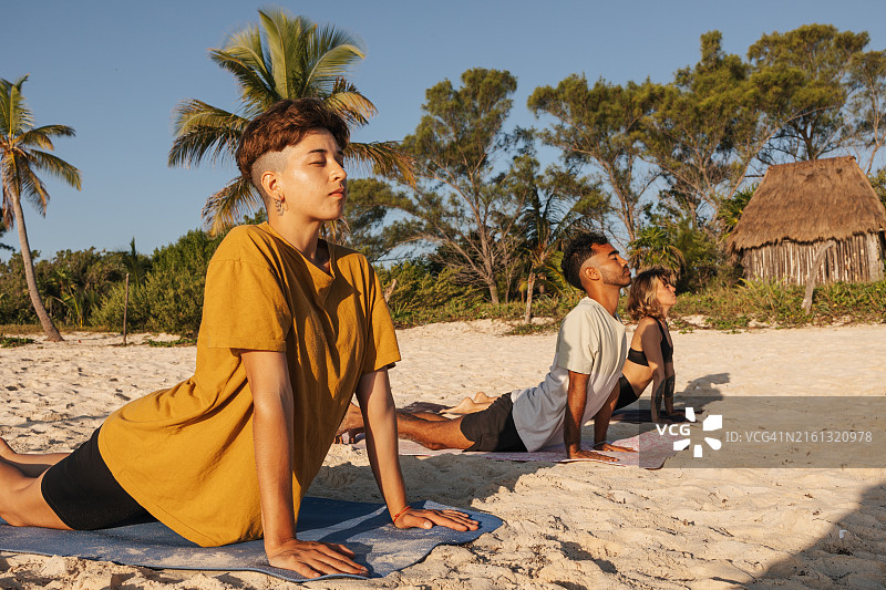 在海滩上练习瑜伽图片素材