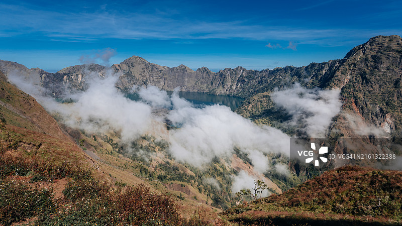 从印尼Plawangan Sembalun看到的林贾尼湖景色图片素材