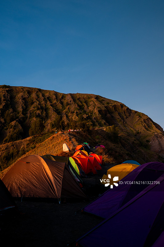 林贾尼火山的塞姆巴伦观景台日出，印度尼西亚图片素材