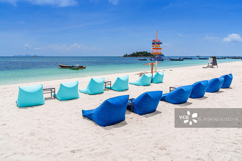 泰国丽贝岛海滩上的椅子美景图片素材