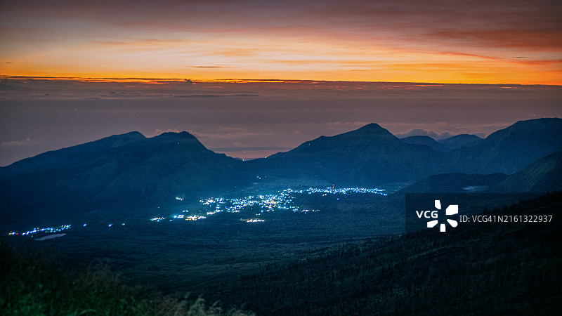 从塞姆巴伦观赏林贾尼火山日出，印度尼西亚图片素材