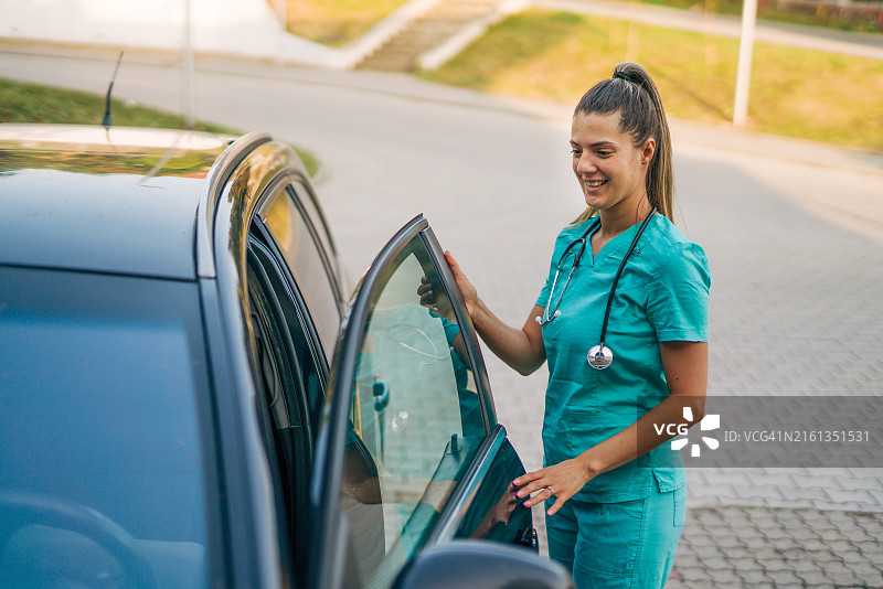 年轻女护士下班后上车图片素材
