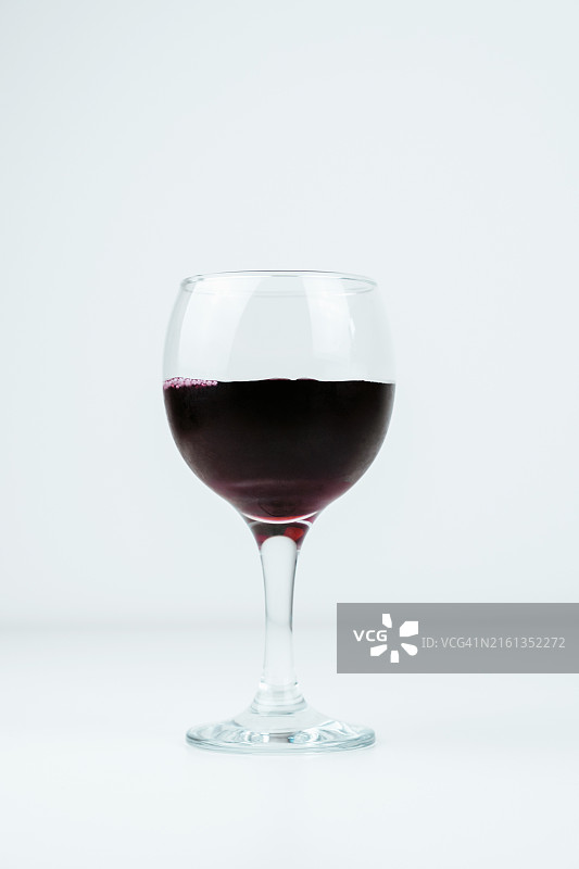 一杯红酒特写及留白图片素材