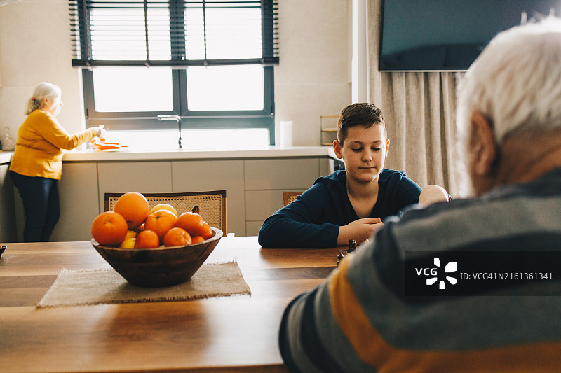 教孙子下棋图片素材