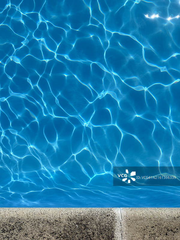 泳池和边缘水细节，夏季假期图片素材