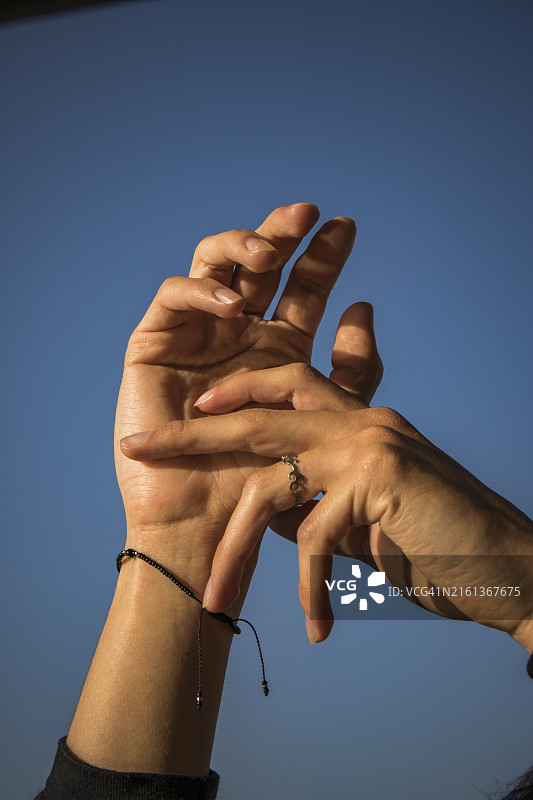 在墨西哥，女人对着晴朗的天空举起双臂图片素材