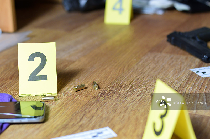 枪战室内犯罪现场的身份帐篷，枪弹是犯罪现场的证据图片素材