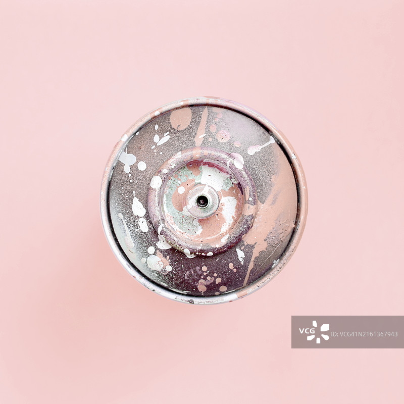 桌子上喷雾罐的特写图片素材