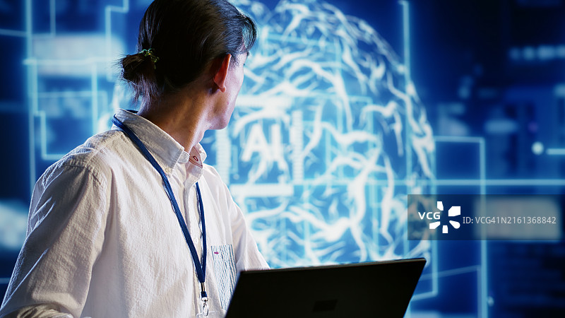 电脑专家检查服务器设备图片素材