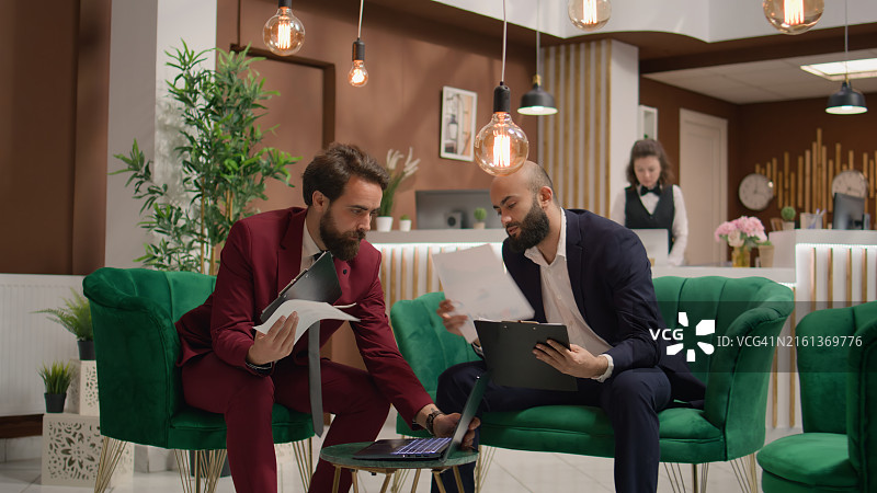 酒店礼宾部在酒店大堂为客人办理入住图片素材