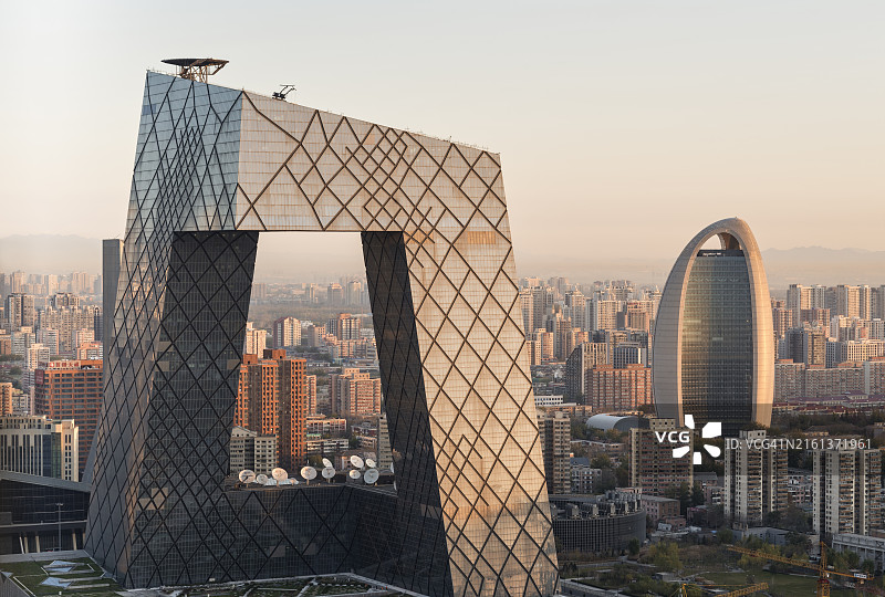 北京金融区中央电视台大楼的黎明鸟瞰图片素材