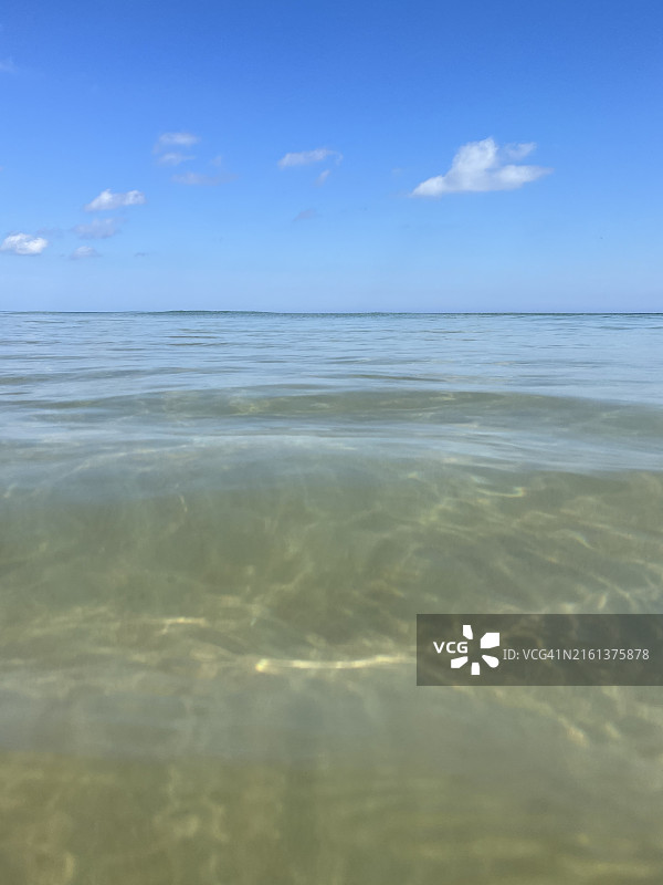 低角度波光粼粼海水：沉浸式水下视角图片素材