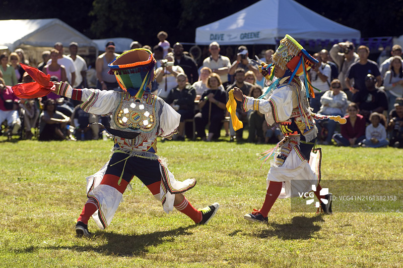 两个男人在纽约哈里曼州立公园表演秘鲁剪刀舞图片素材