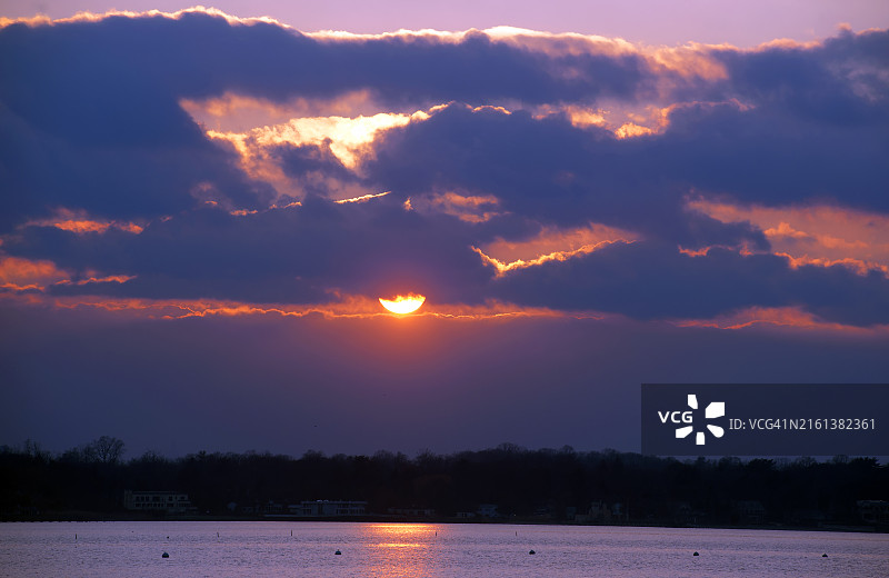 纽约长岛曼哈赛特湾的云层日落图片素材