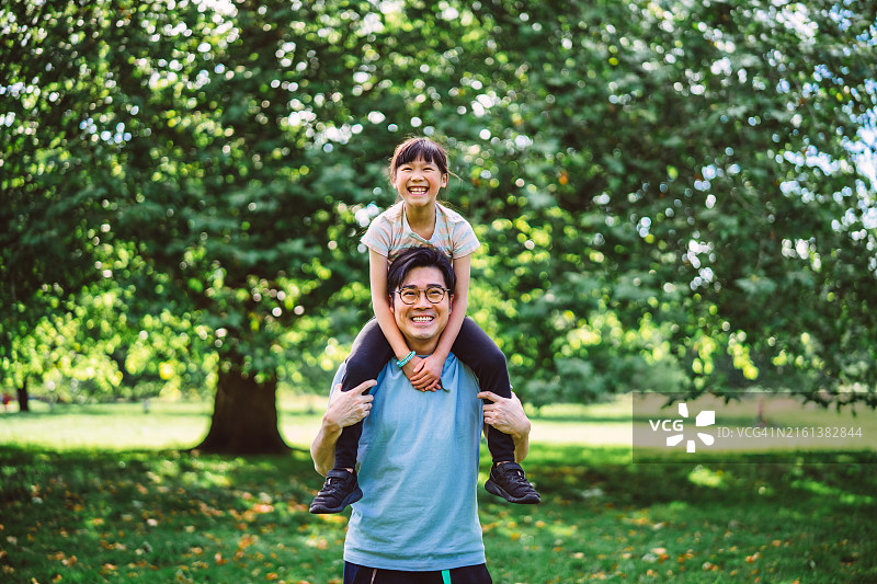 年轻的亚洲父女在公园享受户外时光图片素材