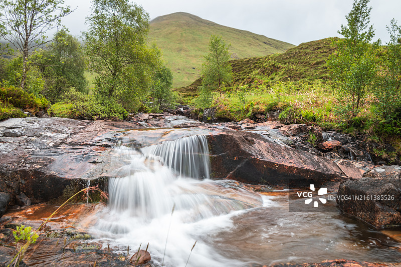 仰视角度拍摄的苏格兰高地瀑布图片素材