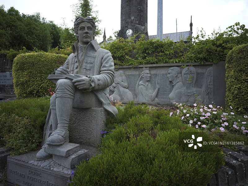 诗人布莱恩·梅里曼雕像，恩尼斯蒂蒙教堂街图片素材