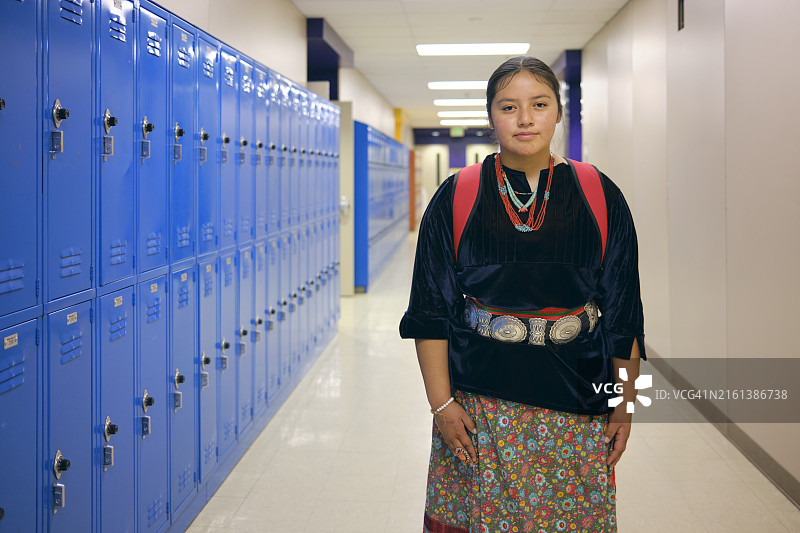 在高中里的少女图片素材