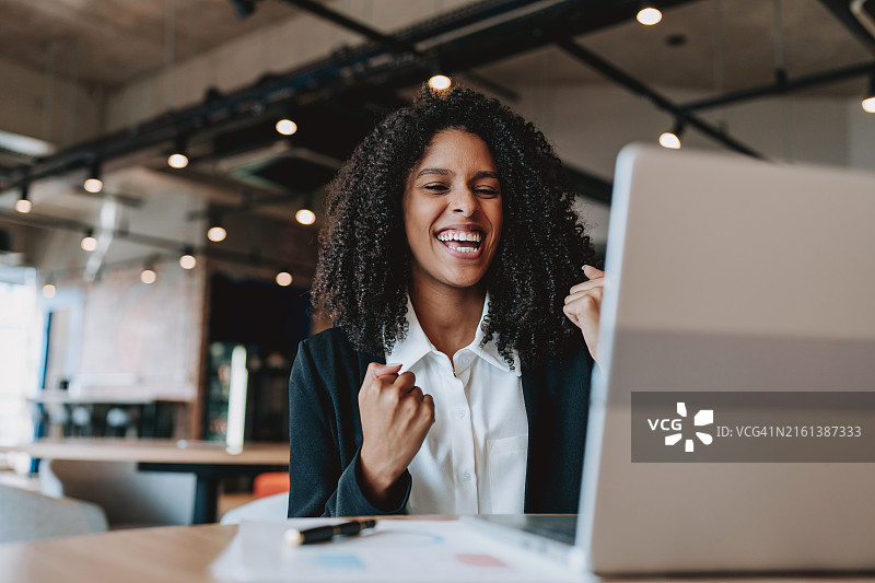 年轻女商人高兴地欢呼图片素材