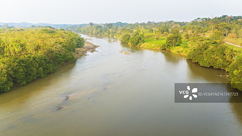 热带雨林环绕下的圣卡洛斯河日落美景图片素材