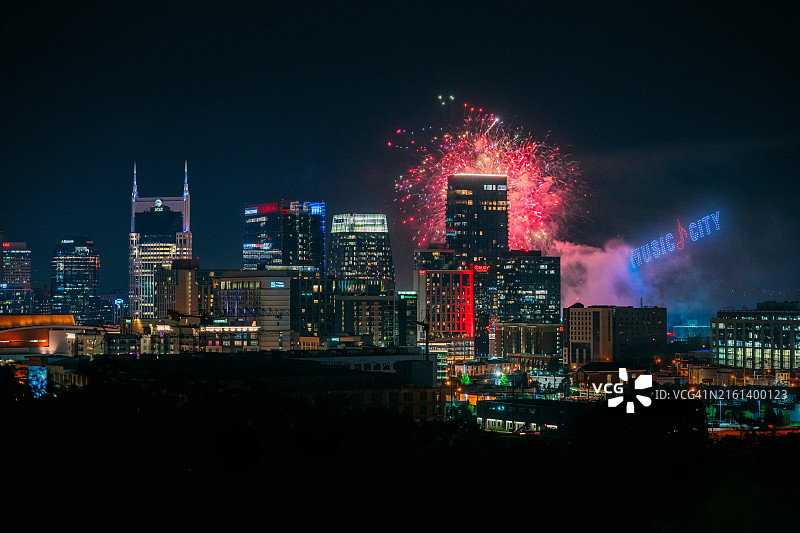 田纳西州纳什维尔市中心，无人机表演和绚丽烟花拼出“音乐之城”字样图片素材