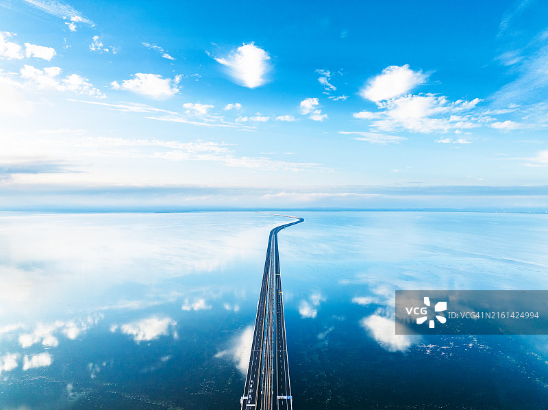南京石臼湖上的超长桥梁和镜面般的湖泊图片素材
