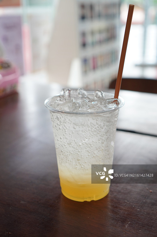 塑料杯装柚子冰苏打图片素材