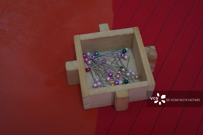 木盒中的图钉图片素材