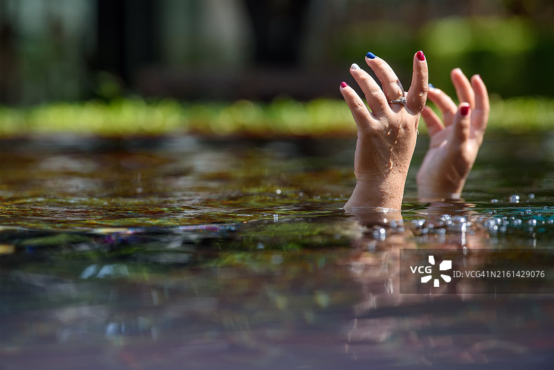 在游泳池里放松的年轻女人图片素材