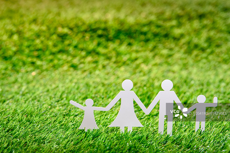 草地上的纸质家庭图片素材