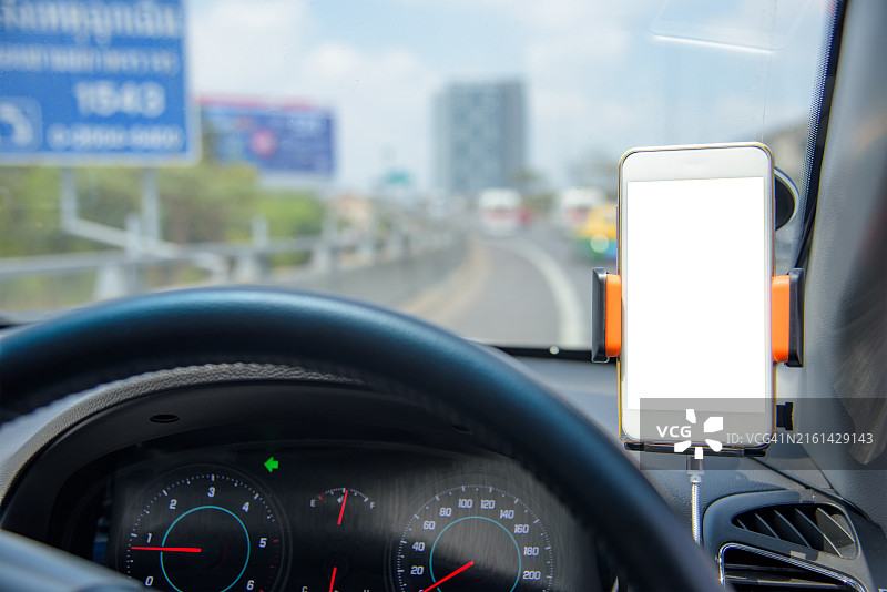 送货员在他的智能手机上使用GPS图片素材