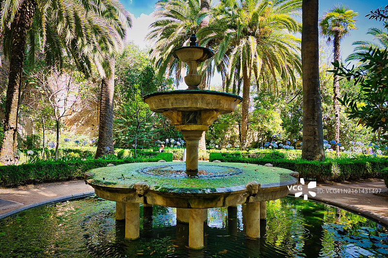 西班牙格拉纳达烈士花园喷泉图片素材
