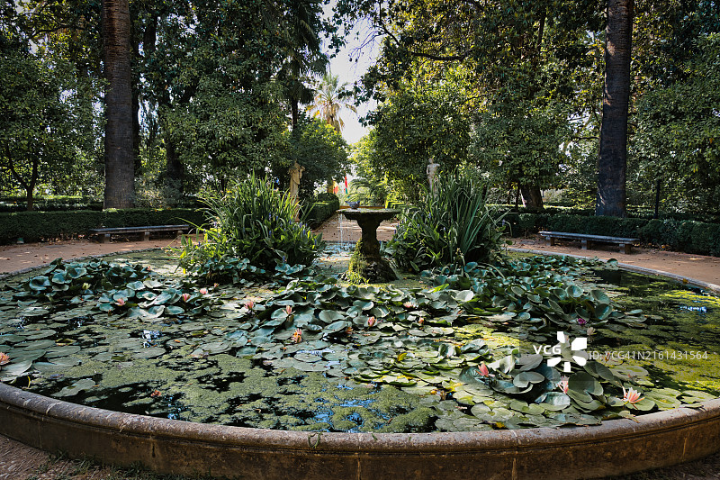 西班牙格拉纳达烈士花园喷泉图片素材