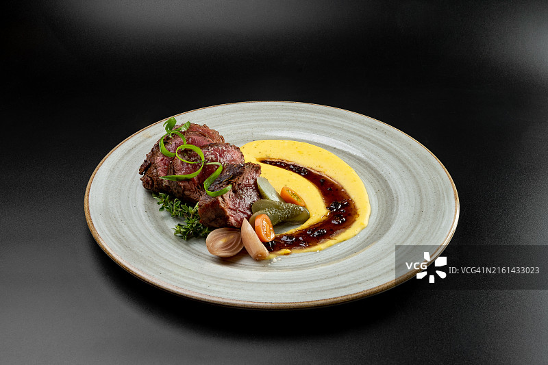 烤安格斯牛肉配奶油土豆图片素材
