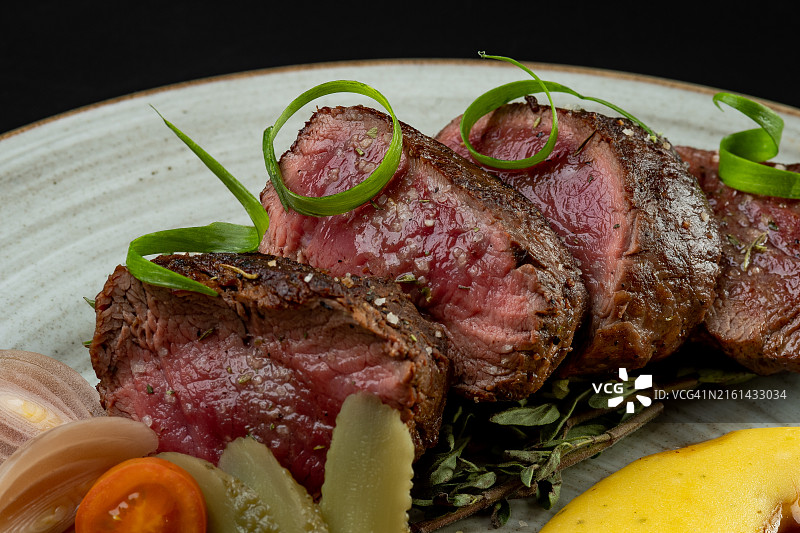 烤安格斯牛肉配奶油土豆图片素材