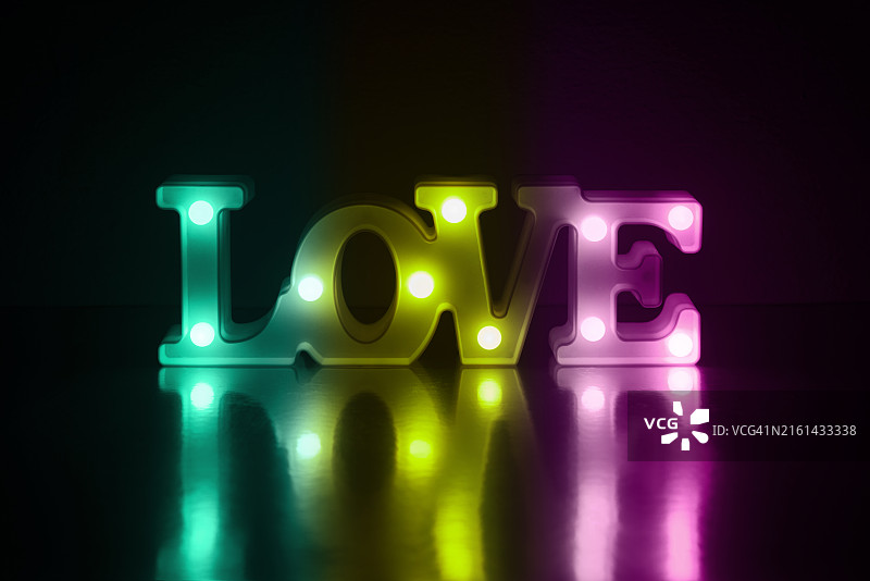 带有“爱”字样的灯具图片素材